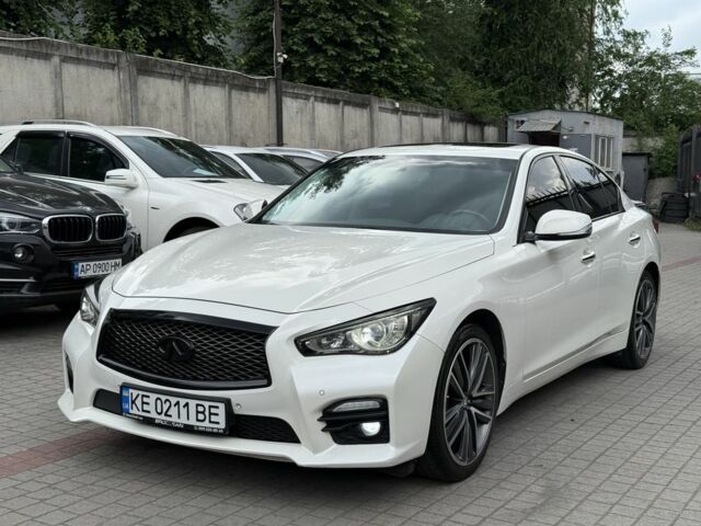 Белый Инфинити Q50, объемом двигателя 2.1 л и пробегом 199 тыс. км за 12100 $, фото 1 на Automoto.ua