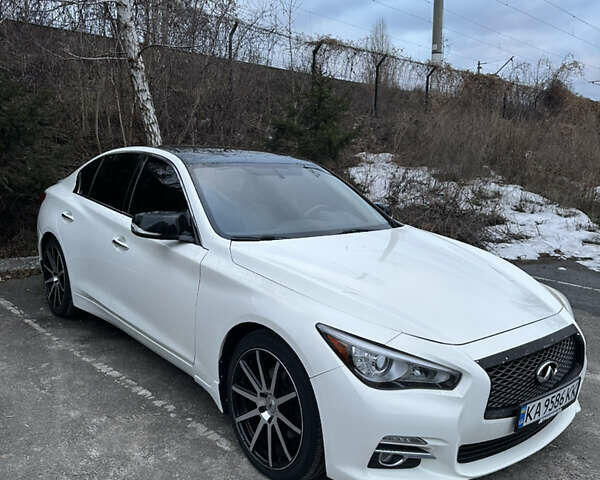 Белый Инфинити Q50, объемом двигателя 3.7 л и пробегом 190 тыс. км за 14000 $, фото 1 на Automoto.ua