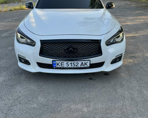 Белый Инфинити Q50, объемом двигателя 3.7 л и пробегом 240 тыс. км за 13000 $, фото 1 на Automoto.ua