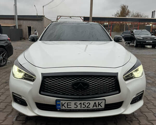 Белый Инфинити Q50, объемом двигателя 3.7 л и пробегом 244 тыс. км за 13000 $, фото 1 на Automoto.ua