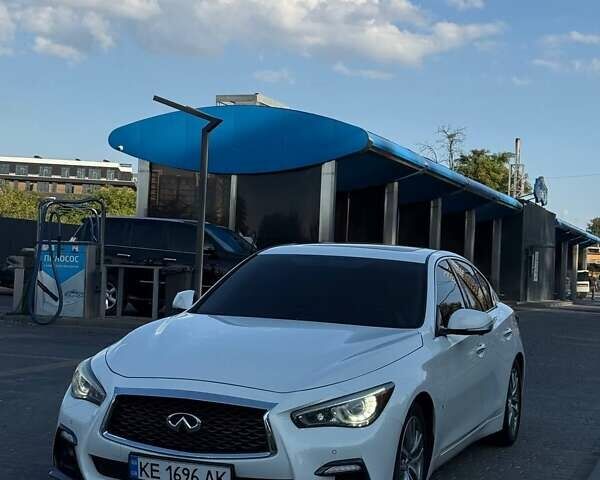 Белый Инфинити Q50, объемом двигателя 3.7 л и пробегом 185 тыс. км за 14300 $, фото 1 на Automoto.ua