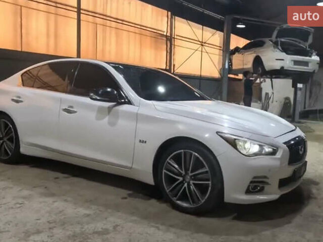Белый Инфинити Q50, объемом двигателя 2.2 л и пробегом 230 тыс. км за 3000 $, фото 1 на Automoto.ua
