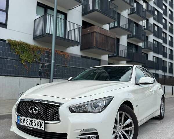 Белый Инфинити Q50, объемом двигателя 3 л и пробегом 123 тыс. км за 15900 $, фото 1 на Automoto.ua