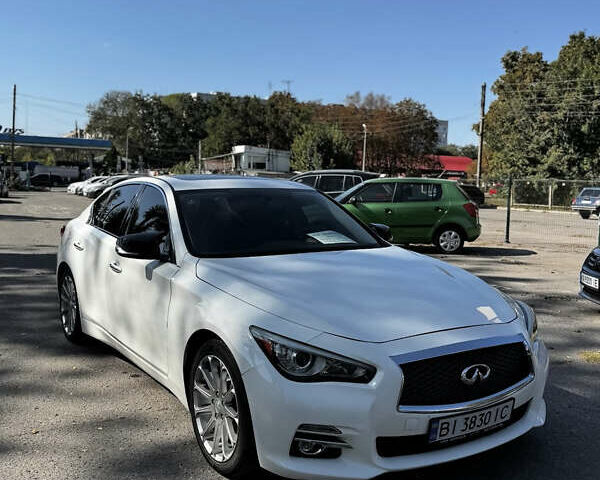 Белый Инфинити Q50, объемом двигателя 3 л и пробегом 140 тыс. км за 15000 $, фото 1 на Automoto.ua