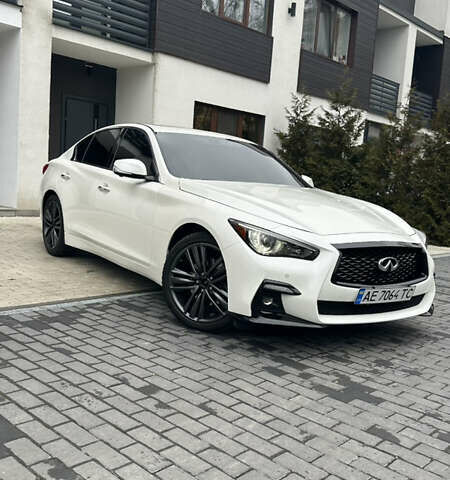 Белый Инфинити Q50, объемом двигателя 3.5 л и пробегом 172 тыс. км за 15000 $, фото 1 на Automoto.ua