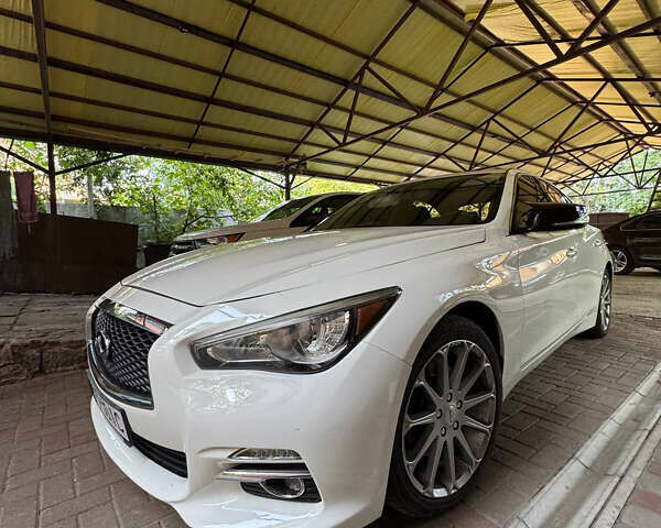 Белый Инфинити Q50, объемом двигателя 3 л и пробегом 140 тыс. км за 16000 $, фото 1 на Automoto.ua