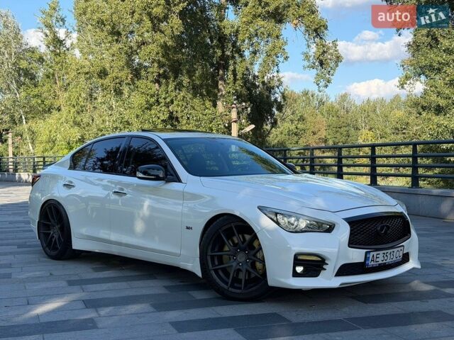 Белый Инфинити Q50, объемом двигателя 3 л и пробегом 85 тыс. км за 15999 $, фото 1 на Automoto.ua