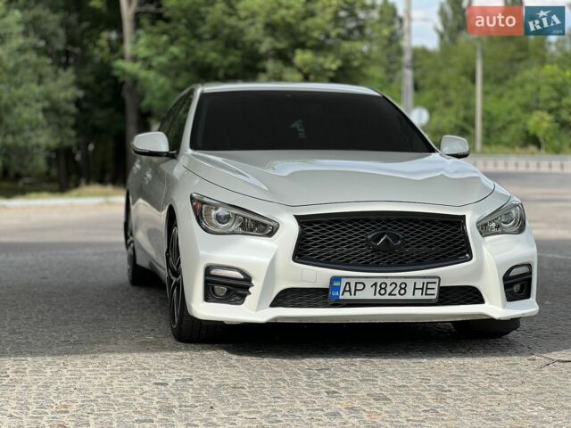 Белый Инфинити Q50, объемом двигателя 3 л и пробегом 121 тыс. км за 13700 $, фото 1 на Automoto.ua