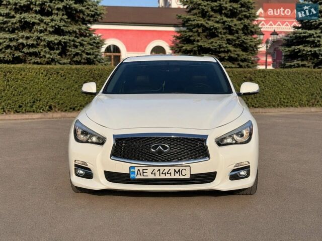 Белый Инфинити Q50, объемом двигателя 3 л и пробегом 99 тыс. км за 11800 $, фото 1 на Automoto.ua