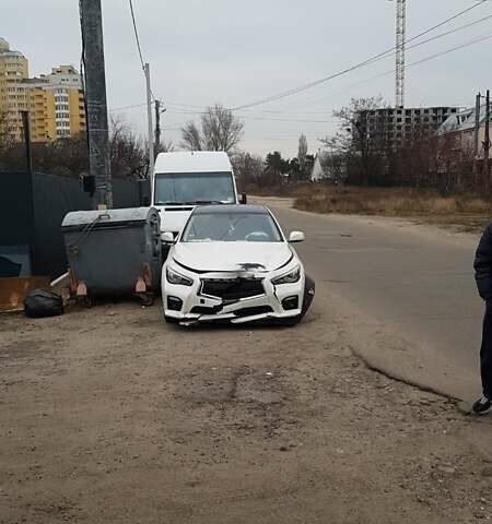 Белый Инфинити Q50, объемом двигателя 3 л и пробегом 114 тыс. км за 10000 $, фото 1 на Automoto.ua