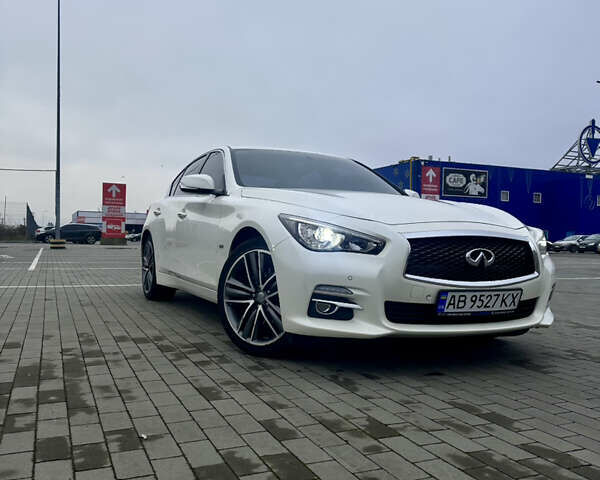 Белый Инфинити Q50, объемом двигателя 2.14 л и пробегом 122 тыс. км за 17300 $, фото 1 на Automoto.ua