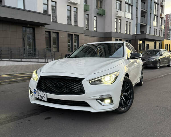 Белый Инфинити Q50, объемом двигателя 3 л и пробегом 190 тыс. км за 21000 $, фото 1 на Automoto.ua