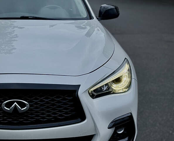 Белый Инфинити Q50, объемом двигателя 3 л и пробегом 76 тыс. км за 16000 $, фото 1 на Automoto.ua