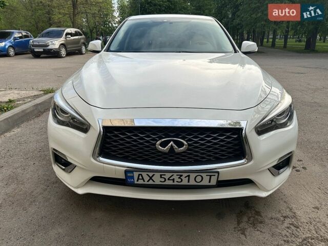 Белый Инфинити Q50, объемом двигателя 3 л и пробегом 131 тыс. км за 17000 $, фото 1 на Automoto.ua