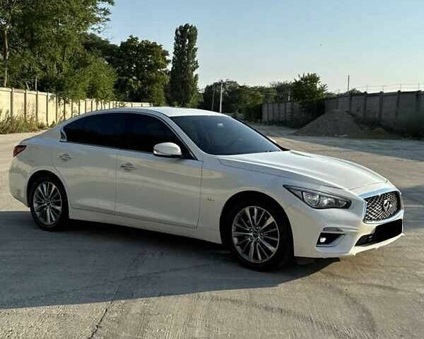 Білий Інфініті Q50, об'ємом двигуна 2 л та пробігом 116 тис. км за 13900 $, фото 1 на Automoto.ua