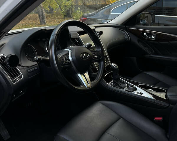 Белый Инфинити Q50, объемом двигателя 3 л и пробегом 85 тыс. км за 19000 $, фото 1 на Automoto.ua