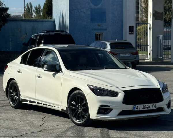 Белый Инфинити Q50, объемом двигателя 3 л и пробегом 87 тыс. км за 19700 $, фото 1 на Automoto.ua