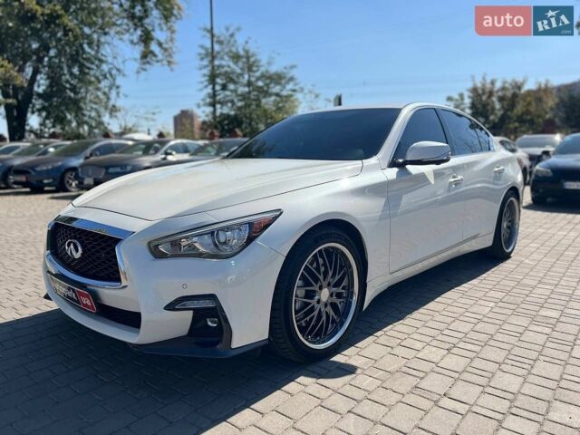 Белый Инфинити Q50, объемом двигателя 3 л и пробегом 33 тыс. км за 22990 $, фото 1 на Automoto.ua