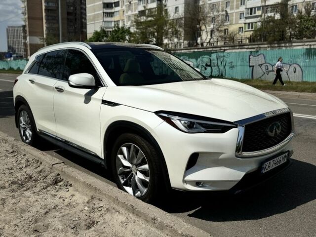 Белый Инфинити Q50, объемом двигателя 2 л и пробегом 68 тыс. км за 28500 $, фото 1 на Automoto.ua