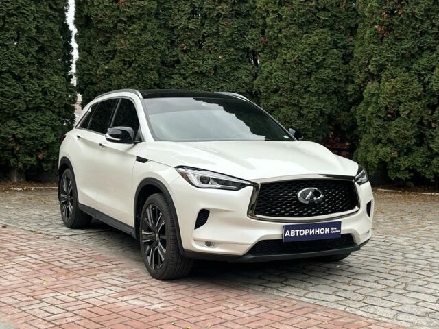 Белый Инфинити Q50, объемом двигателя 2 л и пробегом 198 тыс. км за 22999 $, фото 1 на Automoto.ua