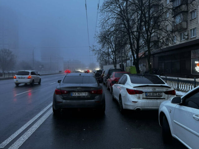 Сірий Інфініті Q50, об'ємом двигуна 3.7 л та пробігом 300 тис. км за 15200 $, фото 1 на Automoto.ua