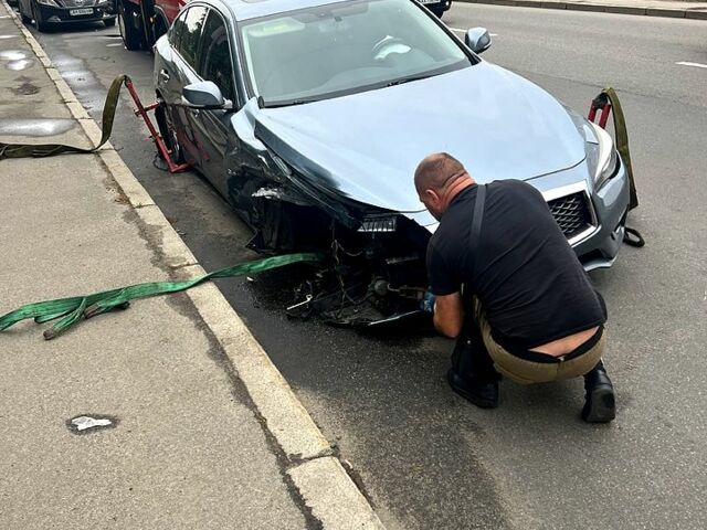 Синий Инфинити Q50, объемом двигателя 3 л и пробегом 130 тыс. км за 10000 $, фото 1 на Automoto.ua