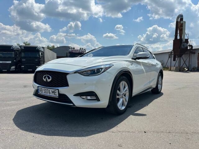 Белый Инфинити QX30, объемом двигателя 2 л и пробегом 137 тыс. км за 17400 $, фото 1 на Automoto.ua
