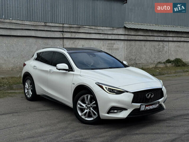 Белый Инфинити QX30, объемом двигателя 2 л и пробегом 87 тыс. км за 18199 $, фото 1 на Automoto.ua