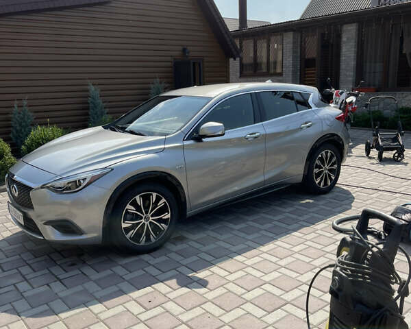 Серый Инфинити QX30, объемом двигателя 2 л и пробегом 100 тыс. км за 15000 $, фото 1 на Automoto.ua