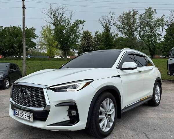 Белый Инфинити QX50, объемом двигателя 2 л и пробегом 143 тыс. км за 18999 $, фото 1 на Automoto.ua