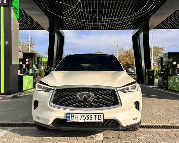 Белый Инфинити QX50, объемом двигателя 2 л и пробегом 71 тыс. км за 28500 $, фото 1 на Automoto.ua
