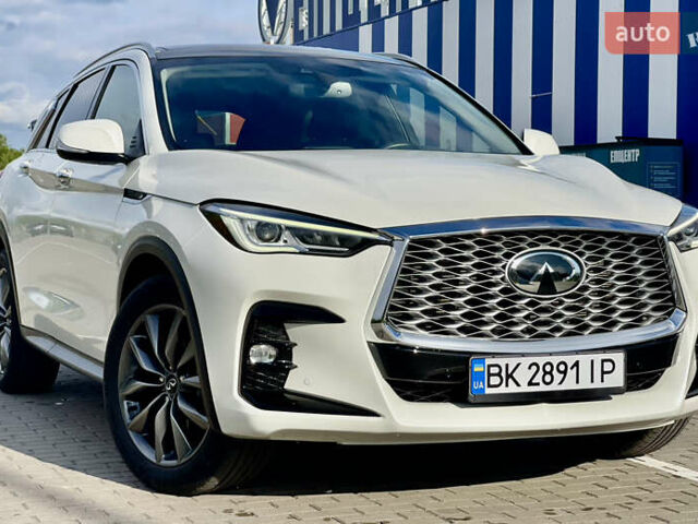 Белый Инфинити QX50, объемом двигателя 2 л и пробегом 74 тыс. км за 29700 $, фото 1 на Automoto.ua