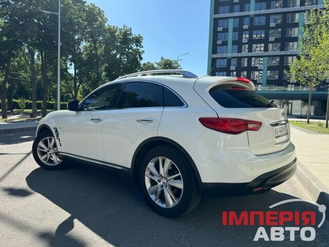 Белый Инфинити QX70, объемом двигателя 3.7 л и пробегом 0 тыс. км за 15000 $, фото 1 на Automoto.ua