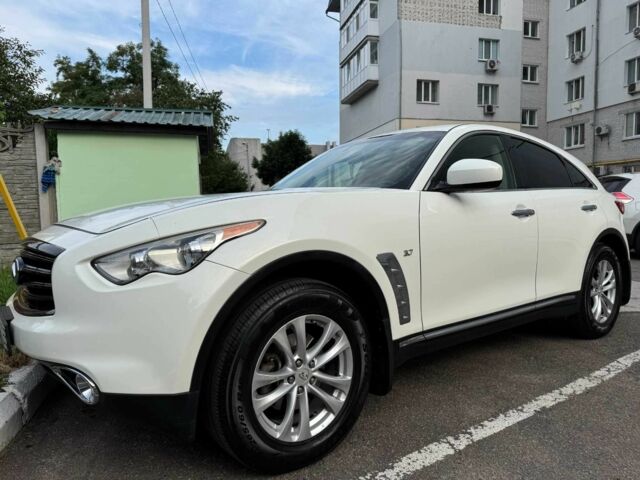Белый Инфинити QX70, объемом двигателя 3.7 л и пробегом 145 тыс. км за 19000 $, фото 1 на Automoto.ua