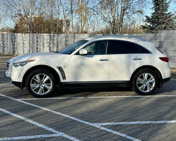 Белый Инфинити QX70, объемом двигателя 3.7 л и пробегом 195 тыс. км за 15300 $, фото 1 на Automoto.ua