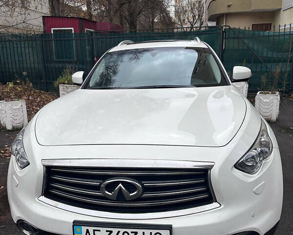 Белый Инфинити QX70, объемом двигателя 3.7 л и пробегом 51 тыс. км за 22500 $, фото 1 на Automoto.ua