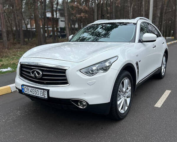 Белый Инфинити QX70, объемом двигателя 3 л и пробегом 179 тыс. км за 21000 $, фото 1 на Automoto.ua