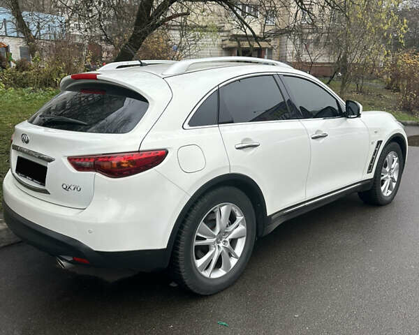 Белый Инфинити QX70, объемом двигателя 3.7 л и пробегом 55 тыс. км за 23500 $, фото 1 на Automoto.ua