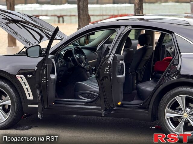Черный Инфинити QX70, объемом двигателя 37 л и пробегом 130 тыс. км за 19700 $, фото 1 на Automoto.ua