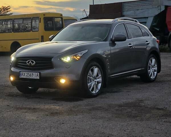 Серый Инфинити QX70, объемом двигателя 3.7 л и пробегом 82 тыс. км за 19400 $, фото 1 на Automoto.ua