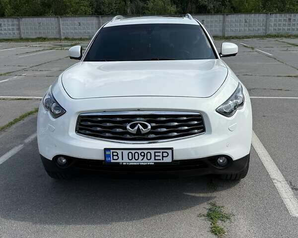 Белый Инфинити FX 30, объемом двигателя 3 л и пробегом 145 тыс. км за 17000 $, фото 1 на Automoto.ua