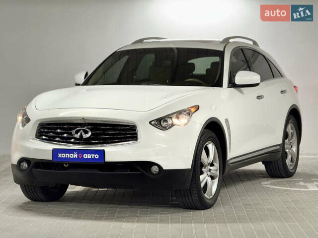 Белый Инфинити FX 35, объемом двигателя 3.5 л и пробегом 83 тыс. км за 16999 $, фото 1 на Automoto.ua
