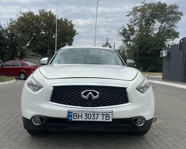 Белый Инфинити FX 35, объемом двигателя 3.5 л и пробегом 255 тыс. км за 14500 $, фото 1 на Automoto.ua