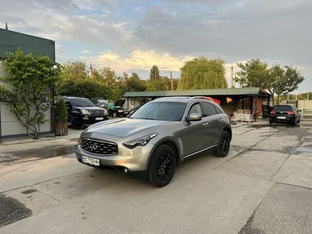 Серый Инфинити FX 35, объемом двигателя 3.5 л и пробегом 293 тыс. км за 12000 $, фото 1 на Automoto.ua