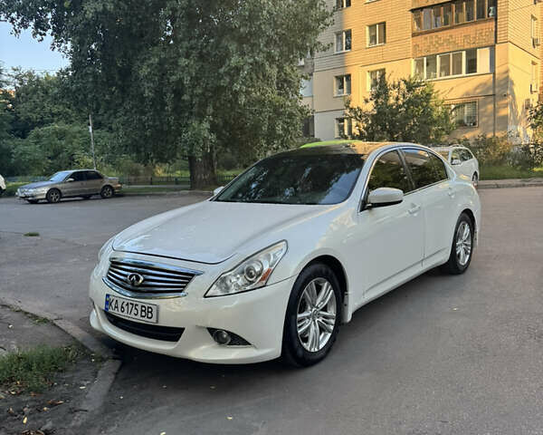 Белый Инфинити G25, объемом двигателя 2.5 л и пробегом 167 тыс. км за 9000 $, фото 1 на Automoto.ua