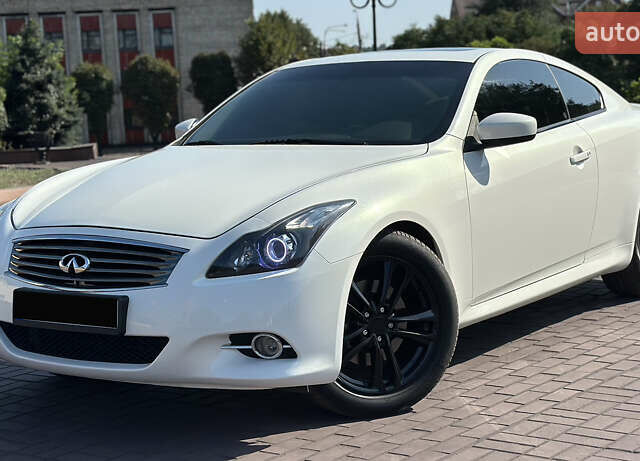 Белый Инфинити G37, объемом двигателя 3.7 л и пробегом 208 тыс. км за 12999 $, фото 1 на Automoto.ua
