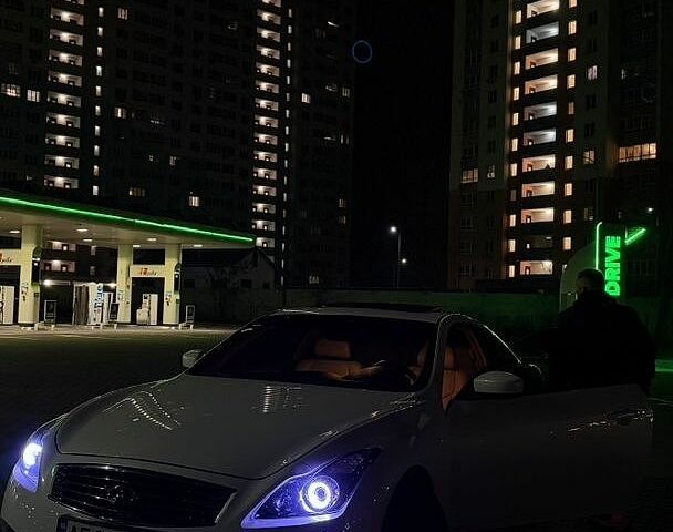 Білий Інфініті G37, об'ємом двигуна 3.7 л та пробігом 215 тис. км за 12200 $, фото 1 на Automoto.ua