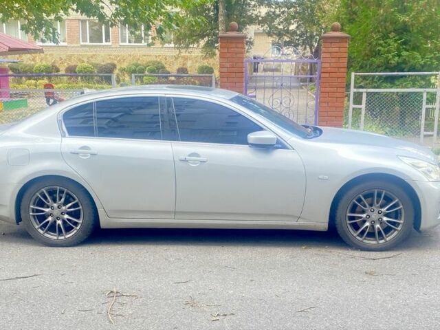 Серый Инфинити G37, объемом двигателя 3.7 л и пробегом 250 тыс. км за 9500 $, фото 1 на Automoto.ua