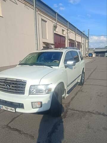Белый Инфинити QX56, объемом двигателя 5.6 л и пробегом 182 тыс. км за 14600 $, фото 1 на Automoto.ua