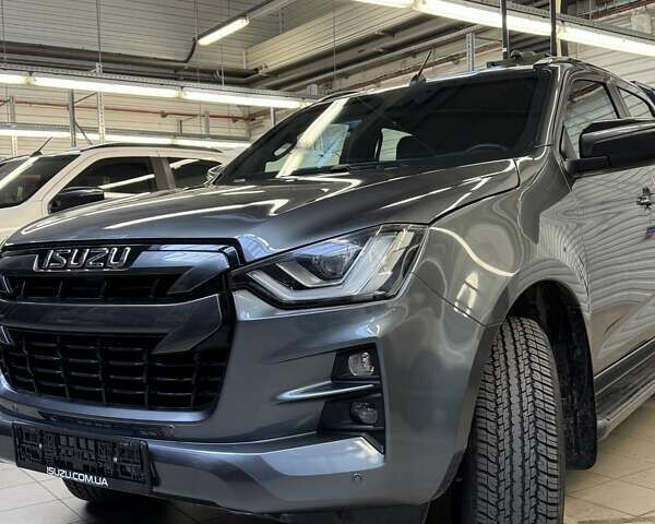 Сірий Ісузу D-Max, об'ємом двигуна 3 л та пробігом 1 тис. км за 117183 $, фото 1 на Automoto.ua